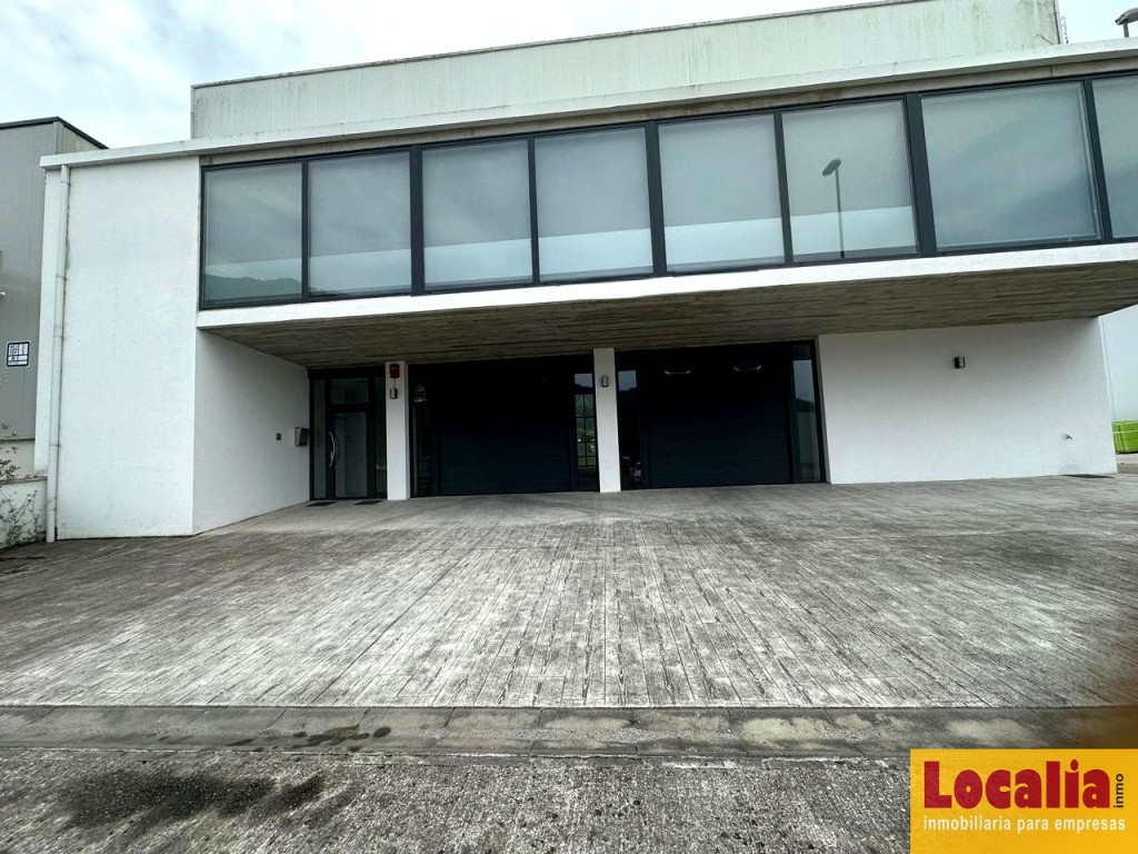 Imagen 1 de Amplia nave tres niveles