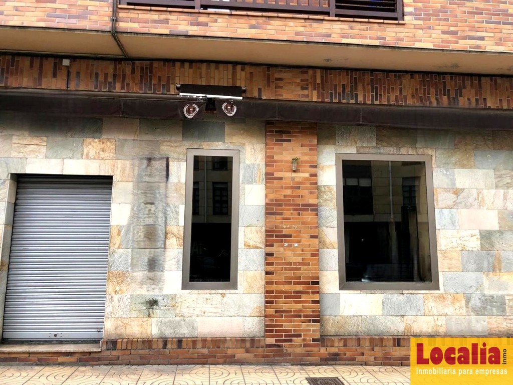 Imagen 2 de Local con amplia terraza en Torrelavega