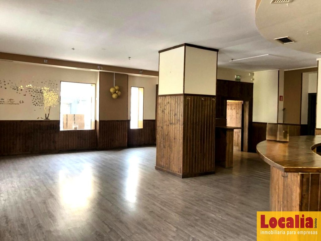 Imagen 3 de Local con amplia terraza en Torrelavega