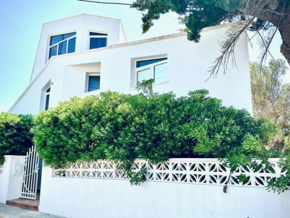 Es Castell: ¡Una Joya en Menorca! ?