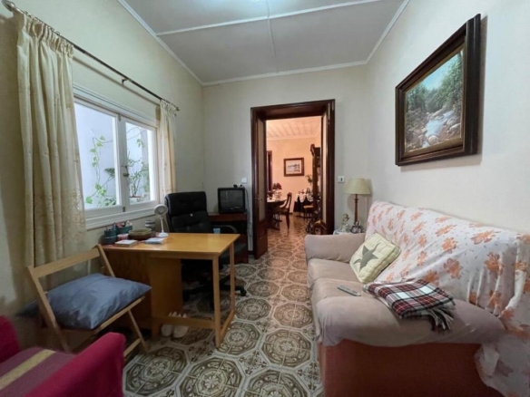 Imagen 4 de Encantadora Casa de Pueblo en Mahón: Espacios Amplios y Encanto Rústico