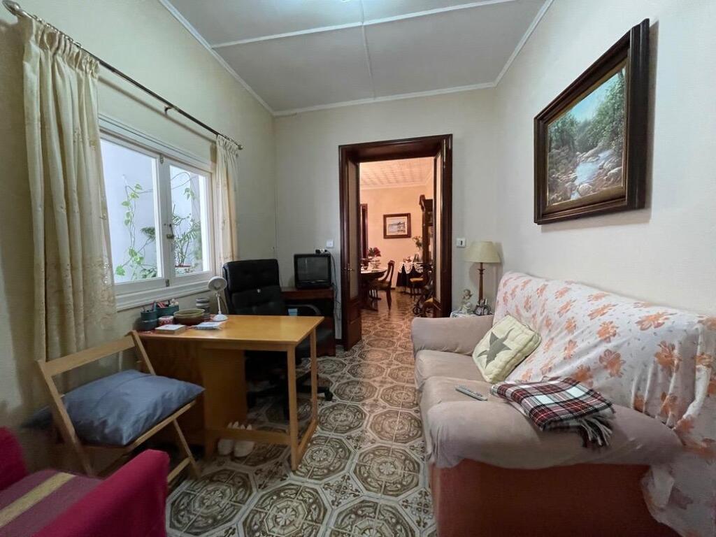 Imagen 4 de Encantadora Casa de Pueblo en Mahón: Espacios Amplios y Encanto Rústico