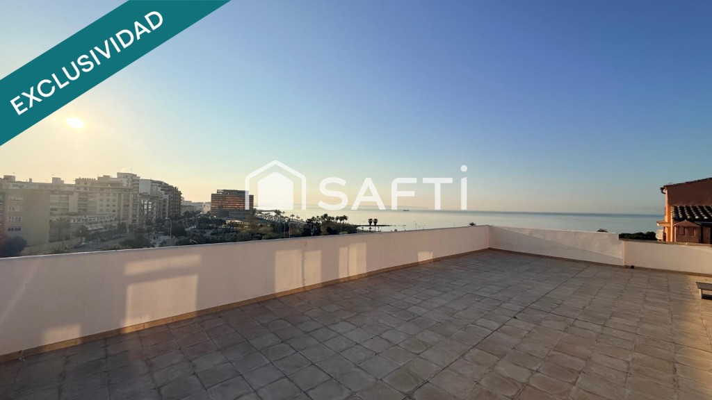 Imagen 1 de Ático con terraza y vistas al mar en Palma