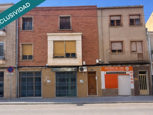 Imagen 2 de ? Casa adosada con local comercial. Gran oportunidad.
