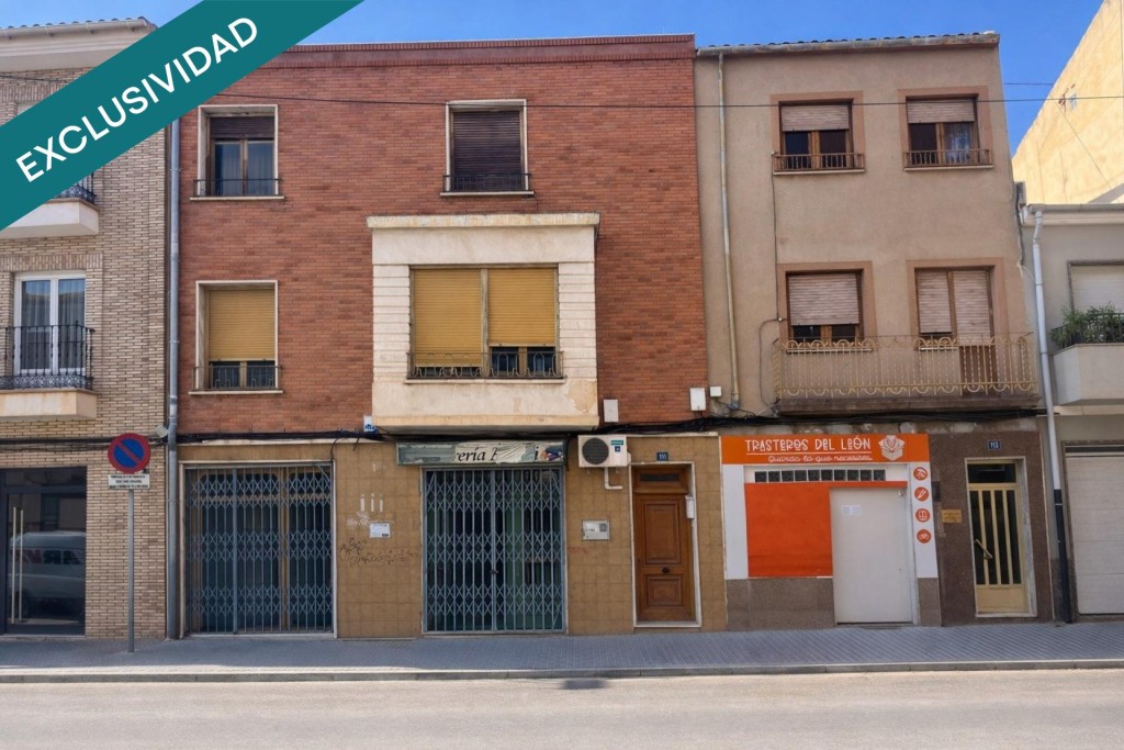 Imagen 2 de ? Casa adosada con local comercial. Gran oportunidad.