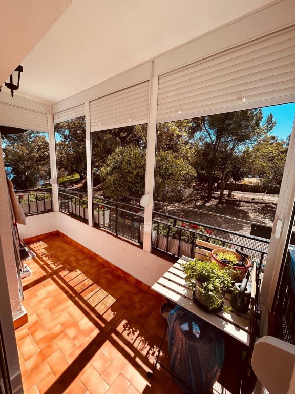 Imagen 2 de Precioso piso reformado con terraza y vistas al lago en un entorno natural único