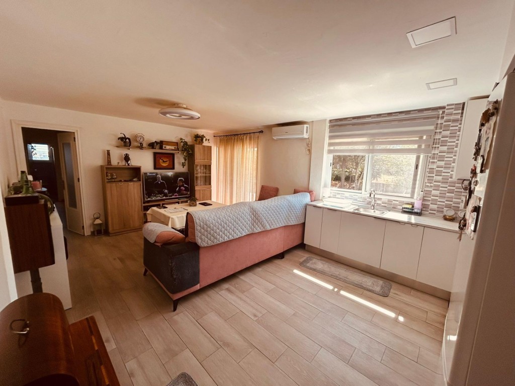Imagen 3 de Precioso piso reformado con terraza y vistas al lago en un entorno natural único