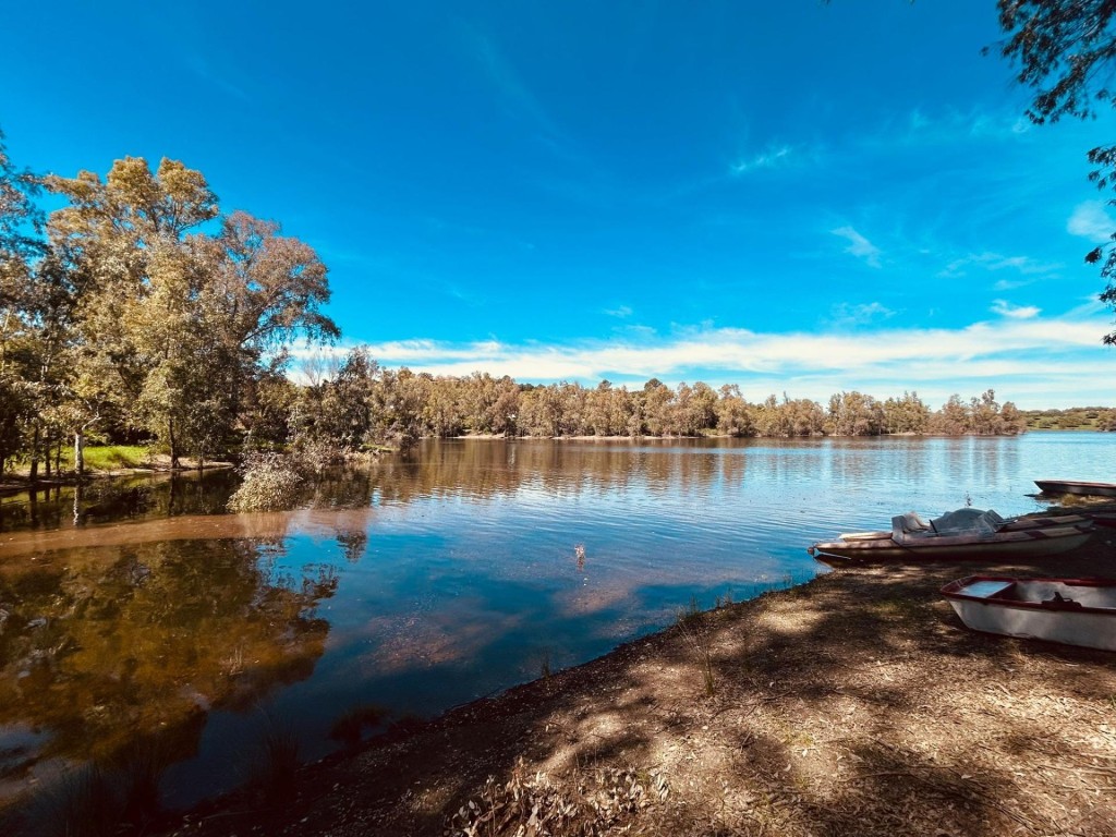 Imagen 1 de Precioso piso reformado con terraza y vistas al lago en un entorno natural único