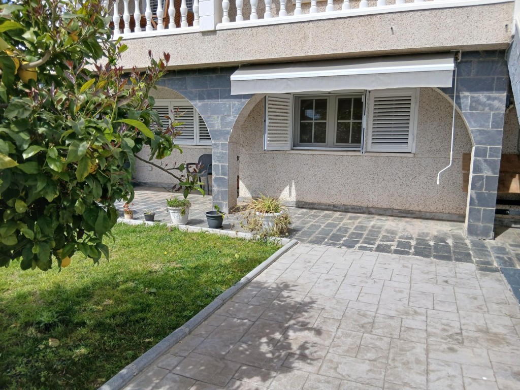 Imagen 3 de Magnífica casa orientada al este donde podrás disfrutar del comfort de un hogar cuidado al detalle y varias zonas al aire libre.