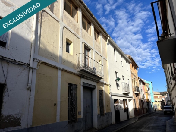 Imagen 2 de Encantadora casa de pueblo con gran patio y múltiples posibilidades en Bugarra (Valencia)