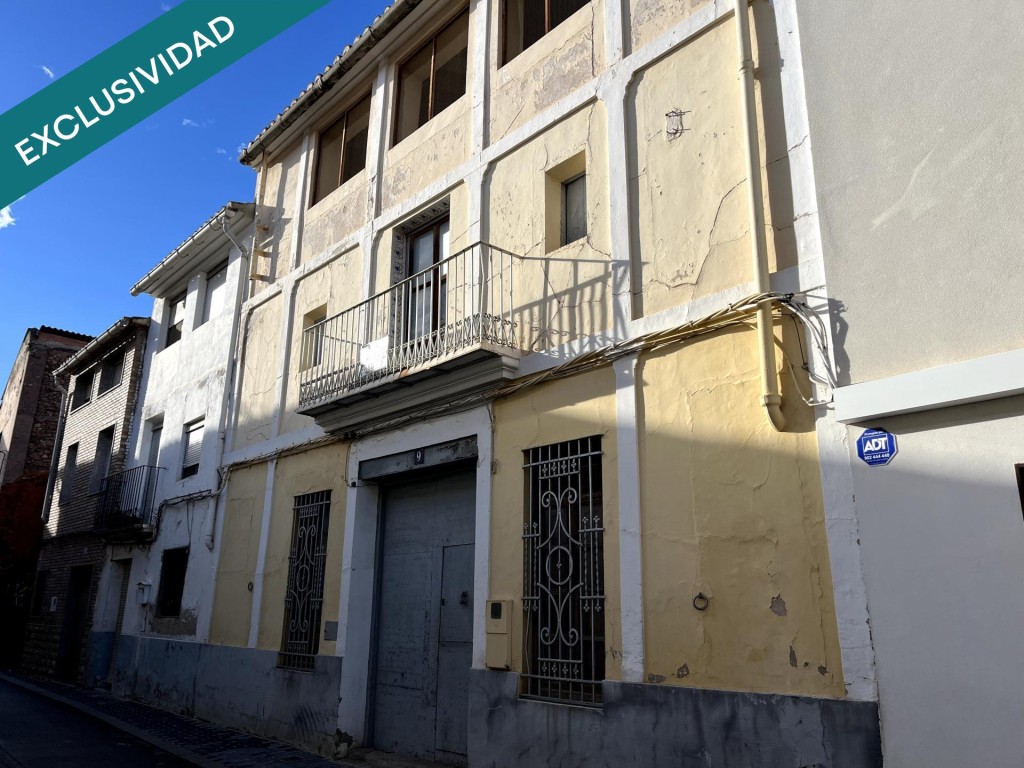 Imagen 1 de Encantadora casa de pueblo con gran patio y múltiples posibilidades en Bugarra (Valencia)