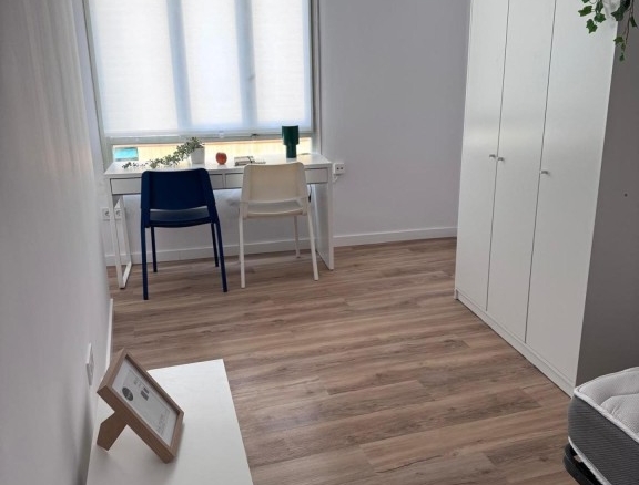 Imagen 1 de Piso reformado con 5 habitaciones junto a la universidad – Alta rentabilidad