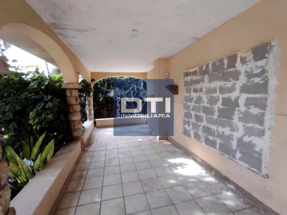jardín privado y urbanización con piscina cerca de la playa