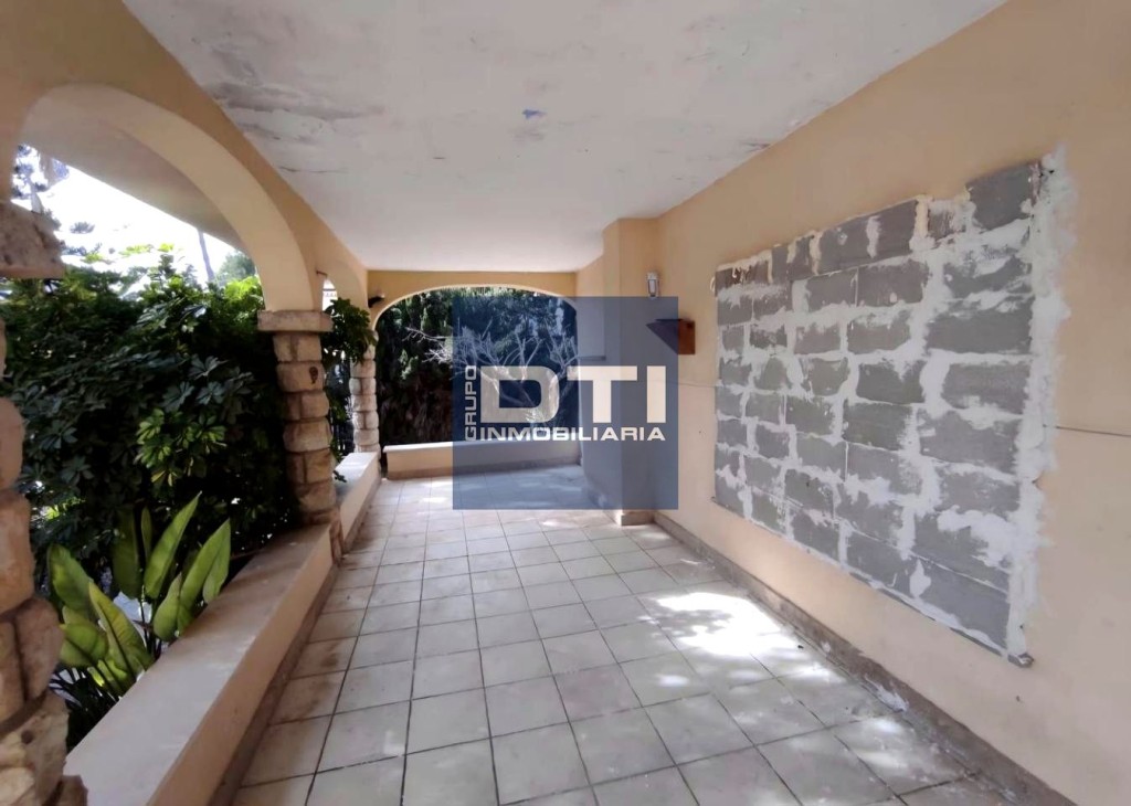 jardín privado y urbanización con piscina cerca de la playa