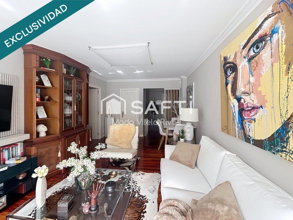 Imagen 1 de Venta en exclusiva piso en el centro de Santiago de 3 habitaciones con mucha luz.