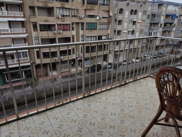 de 99m2 con 2 dormitorios y 1 baño con plaza de garaje