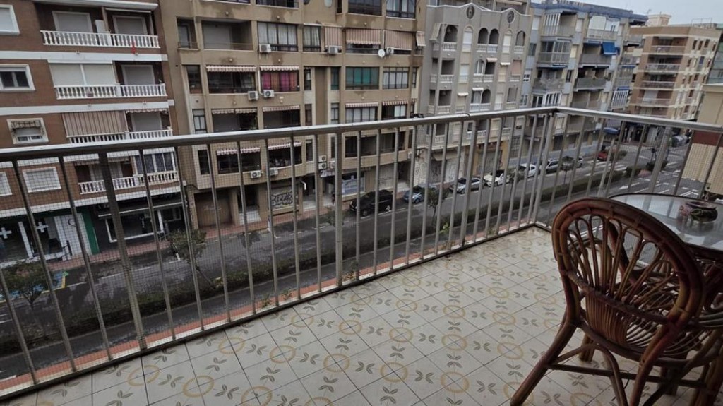 de 99m2 con 2 dormitorios y 1 baño con plaza de garaje