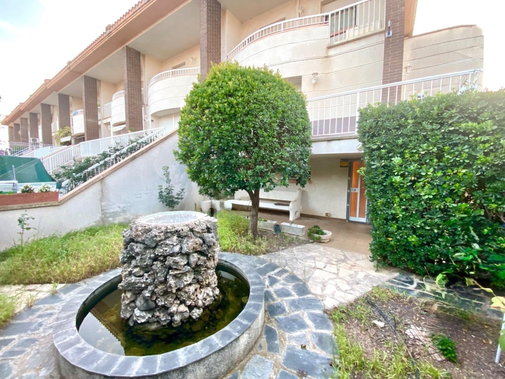 Imagen 2 de Exclusiva casa a tres vientos con jardín en Santa Bárbara