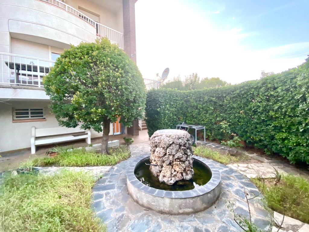 Imagen 3 de Exclusiva casa a tres vientos con jardín en Santa Bárbara