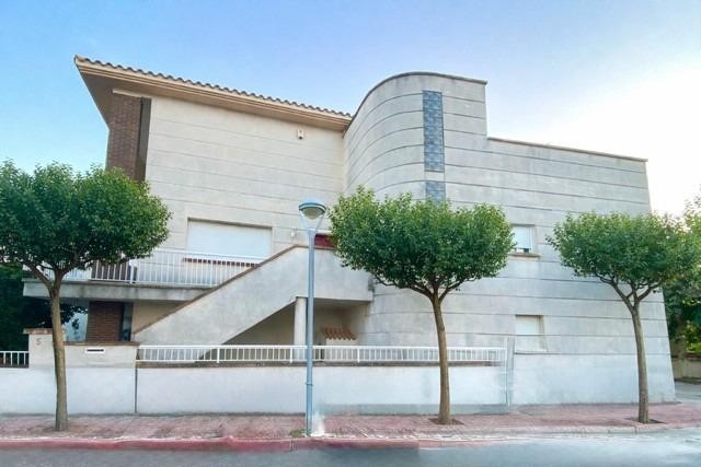 Imagen 1 de Exclusiva casa a tres vientos con jardín en Santa Bárbara
