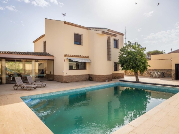 Imagen 2 de Exclusivo chalet con piscina junto al Real Club de Golf de Sevilla!!!