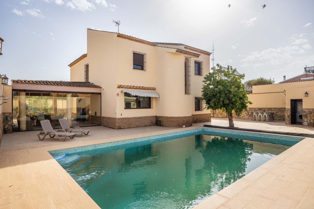 Imagen 2 de Exclusivo chalet con piscina junto al Real Club de Golf de Sevilla!!!
