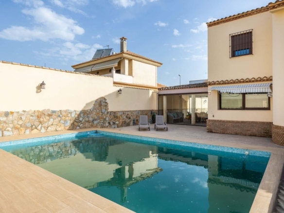 Imagen 3 de Exclusivo chalet con piscina junto al Real Club de Golf de Sevilla!!!