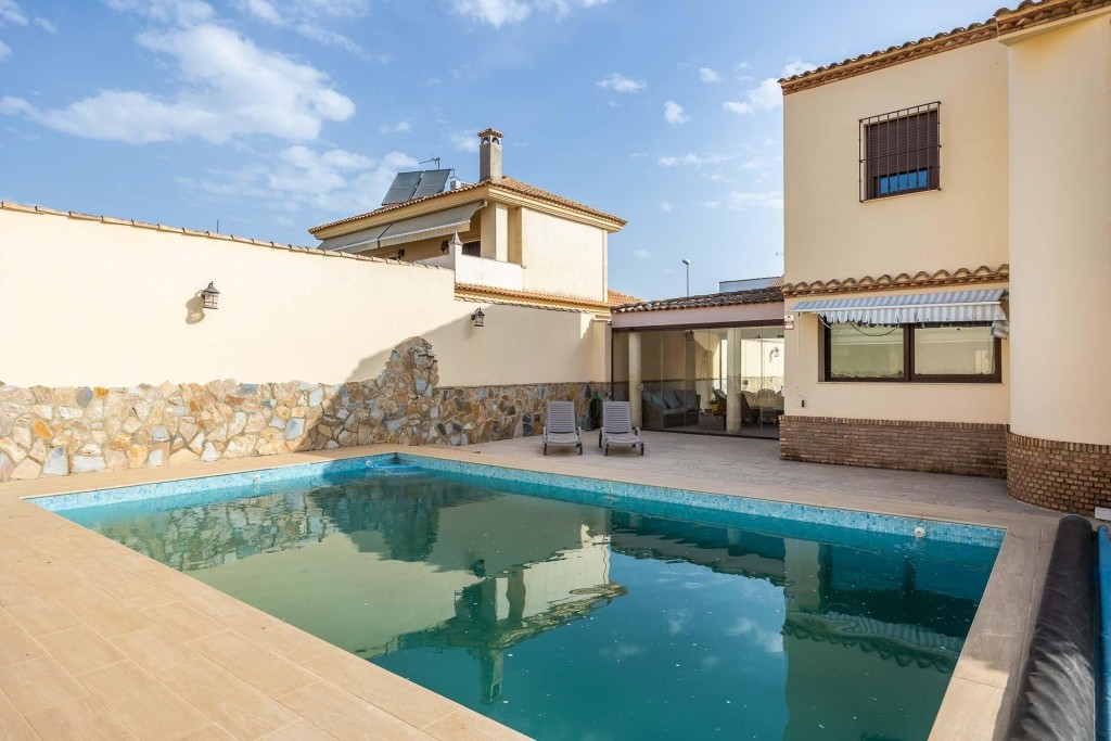 Imagen 3 de Exclusivo chalet con piscina junto al Real Club de Golf de Sevilla!!!