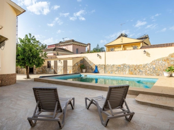 Imagen 4 de Exclusivo chalet con piscina junto al Real Club de Golf de Sevilla!!!