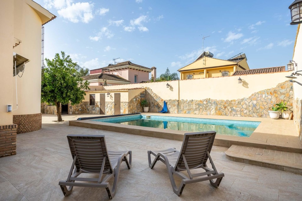 Imagen 4 de Exclusivo chalet con piscina junto al Real Club de Golf de Sevilla!!!
