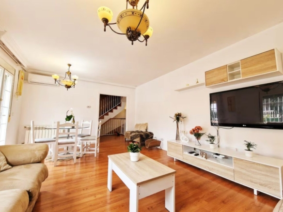 Imagen 1 de ESPECTACULAR CHALET ADOSADO CON PISCINA PRIVADA
