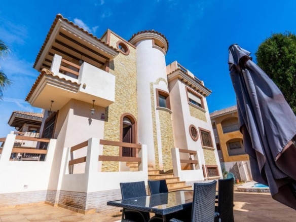 de 180m2 con 6 dormitorios y 3 baños