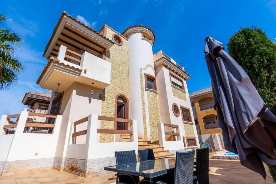 de 180m2 con 6 dormitorios y 3 baños