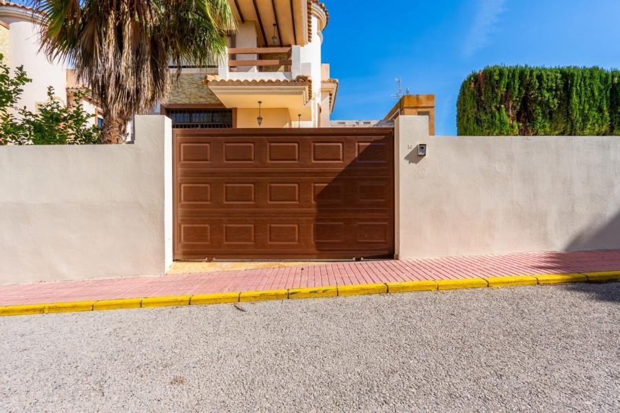 de 180m2 con 6 dormitorios y 3 baños