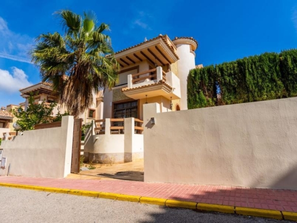 Imagen 1 de Venta de chalet en Orihuela costa