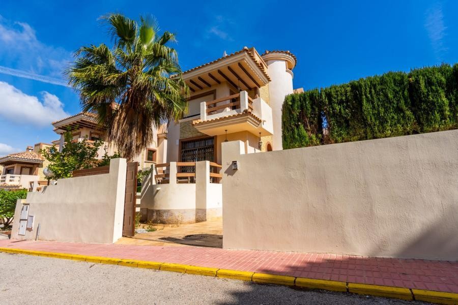 Imagen 1 de Venta de chalet en Orihuela costa
