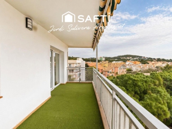 Imagen 4 de ESPECTACULAR PISO REFORMADO EN EL CENTRO DE PLATJA D’ARO CON TERRAZA Y VISTAS AL MAR