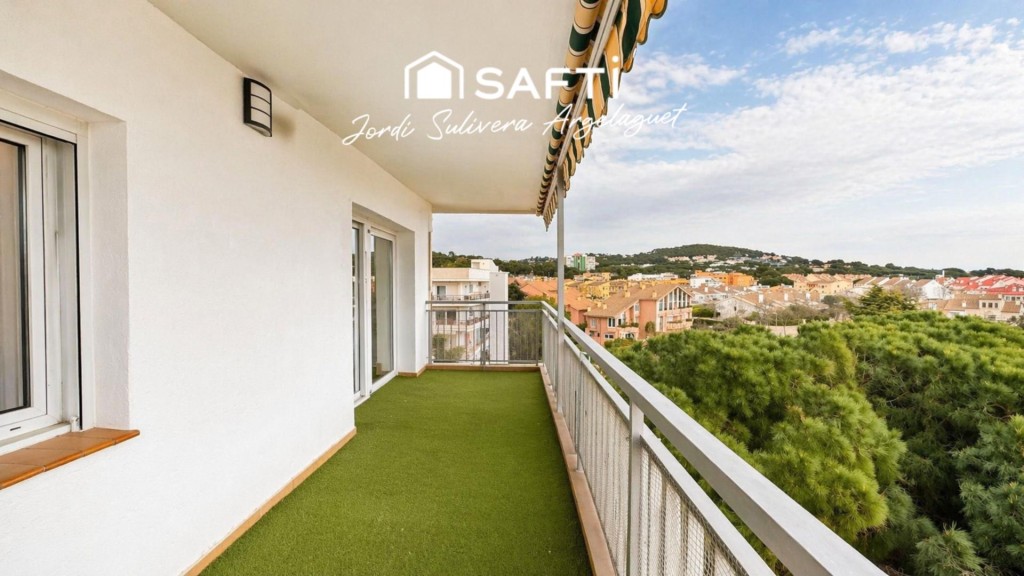 Imagen 4 de ESPECTACULAR PISO REFORMADO EN EL CENTRO DE PLATJA D’ARO CON TERRAZA Y VISTAS AL MAR