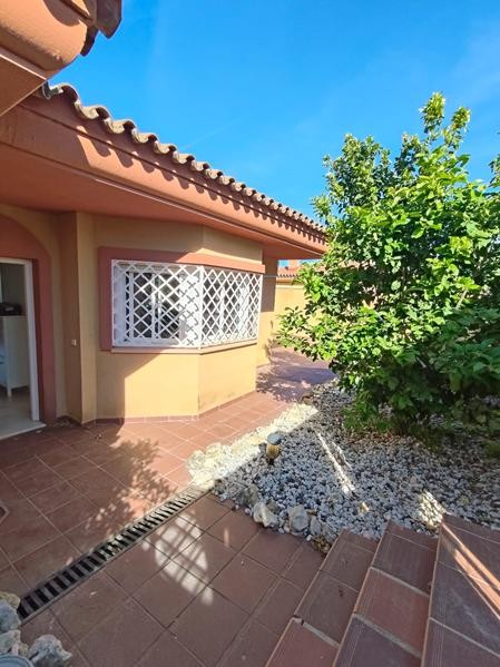 Imagen 3 de ADOSADA INDEPENDIENTE CON VISTAS PANORÁMICAS Y PISCINA PRIVADA