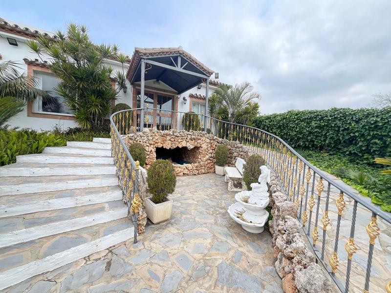 Imagen 2 de SE VENDE FINCA DE CELEBRACIONES A POCA DISTANCIA DE ESTEPONA.