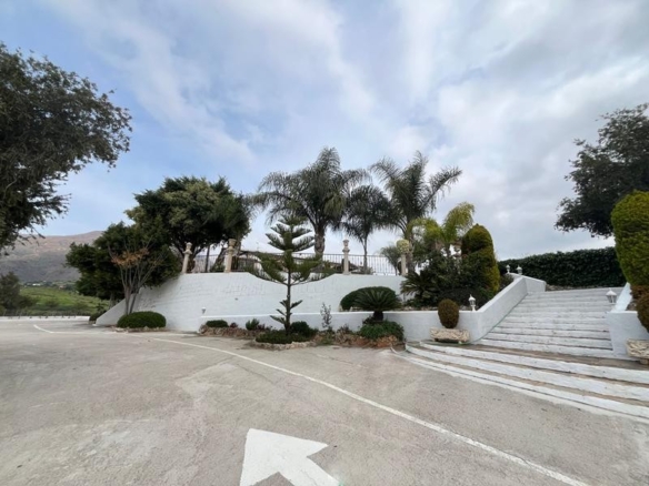 Imagen 3 de SE VENDE FINCA DE CELEBRACIONES A POCA DISTANCIA DE ESTEPONA.