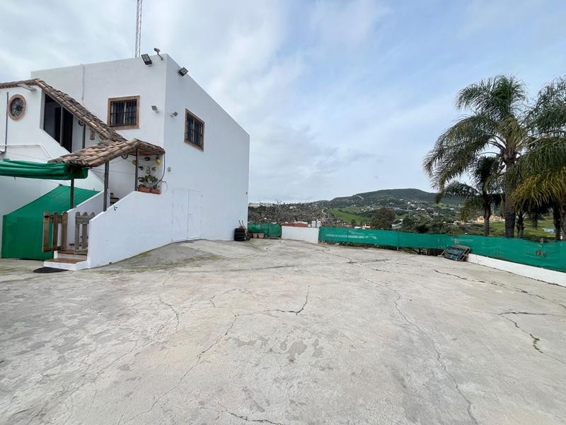 Imagen 4 de SE VENDE FINCA DE CELEBRACIONES A POCA DISTANCIA DE ESTEPONA.