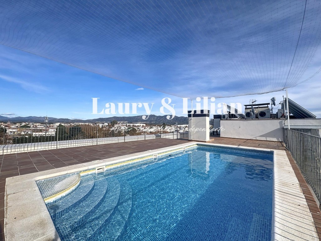 Imagen 2 de Apartamento de 2 dormitorios con piscina y plaza de aparcamiento.