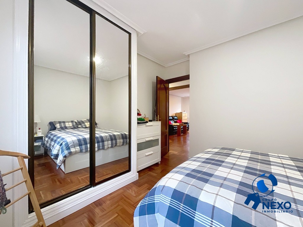 Imagen 1 de Piso con terraza de 30m2 junto a Poniente