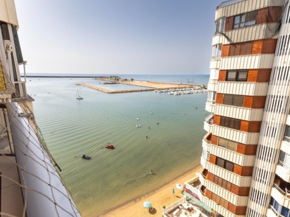 Imagen 2 de Apartamento a pie de playa del Acequión y con piscina comunitaria en Torrevieja