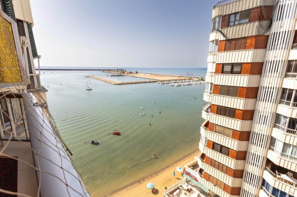 Imagen 2 de Apartamento a pie de playa del Acequión y con piscina comunitaria en Torrevieja