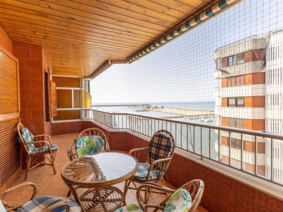 Imagen 4 de Apartamento a pie de playa del Acequión y con piscina comunitaria en Torrevieja