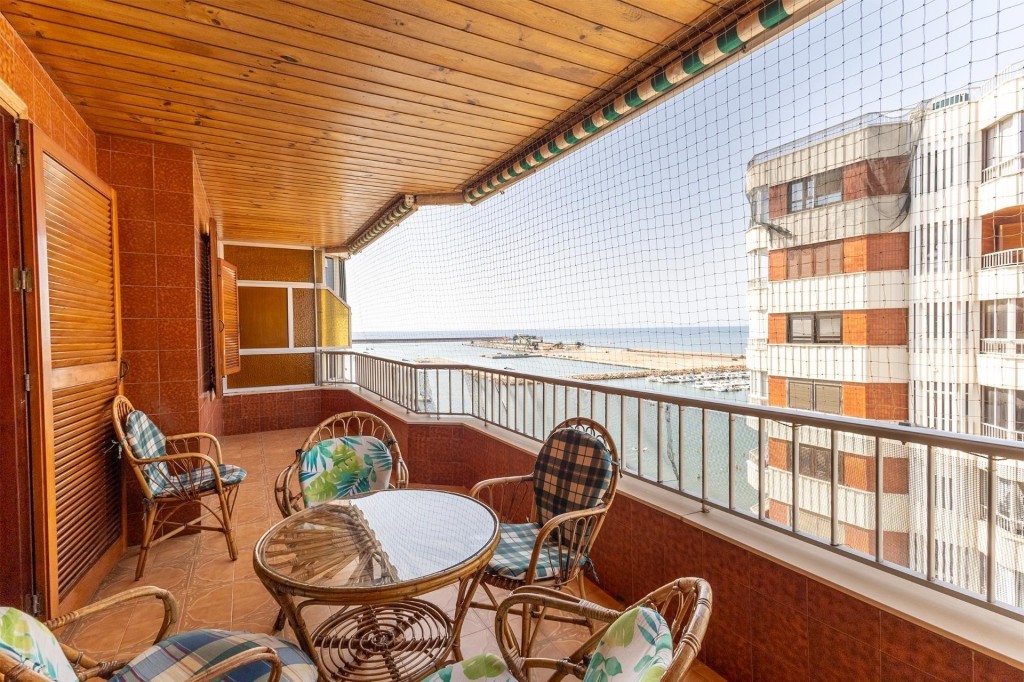 Imagen 4 de Apartamento a pie de playa del Acequión y con piscina comunitaria en Torrevieja