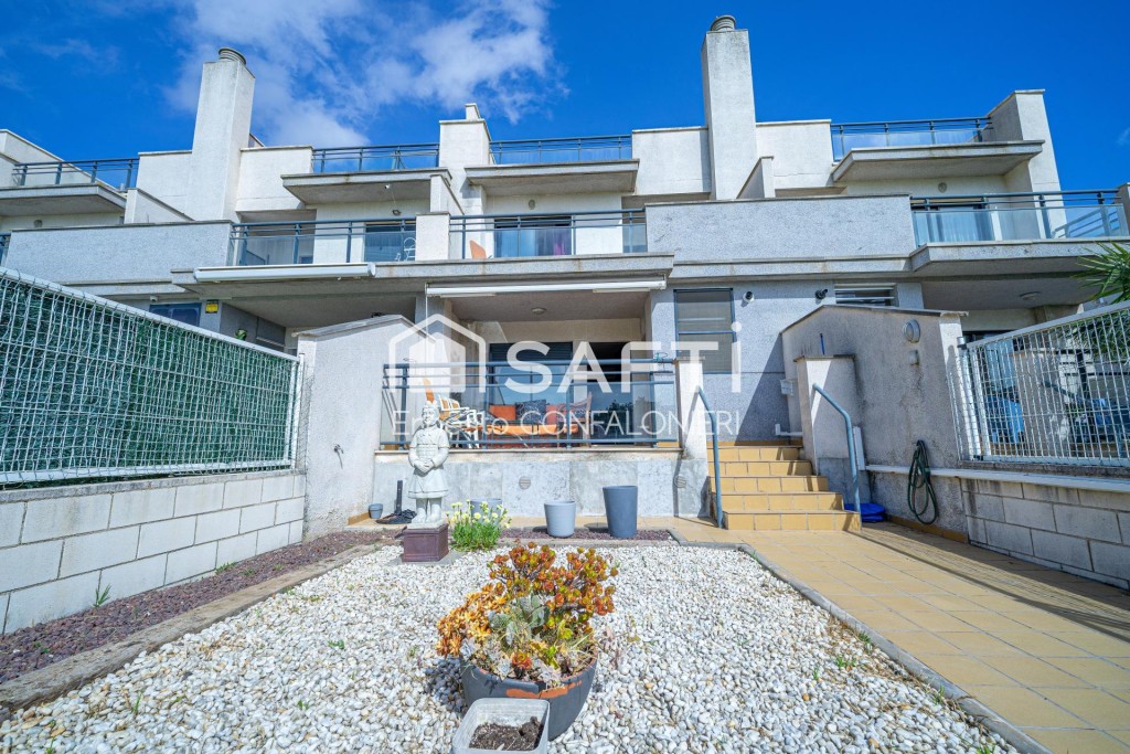 Imagen 1 de Excelente casa adosada en urbanizacion Panoramica golf