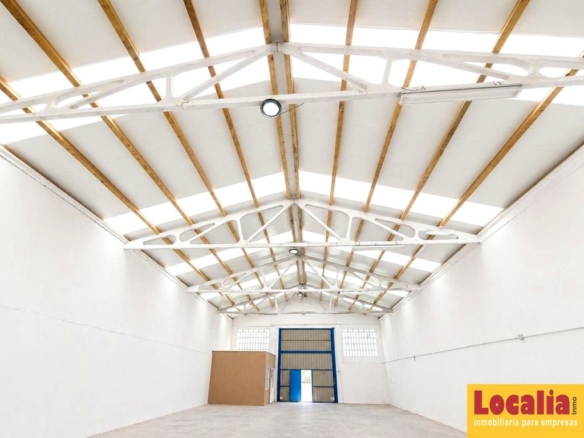 Imagen 1 de Nave industrial con acceso para tráiler Solares
